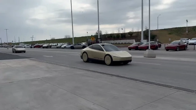 cybercab-prototype-seen-driving-autonomously-through-giga-v0-aHIwaXh5Zm5jc25lMd9mDI559y3d17X0y5BRa6nhiNwnHtz3oEbRq9PABqqm.webp